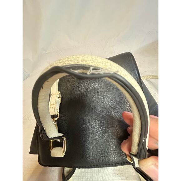 Small Black and White Handbag Preowned - Picture 4 of 8
